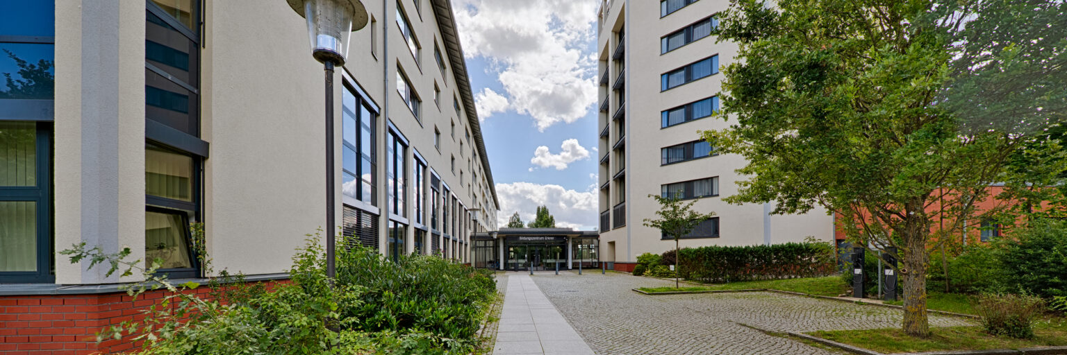 Eingang eines modernen Bürogebäudes mit Gehweg
