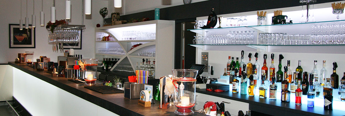Moderne Bar mit Flaschen und Gläsern