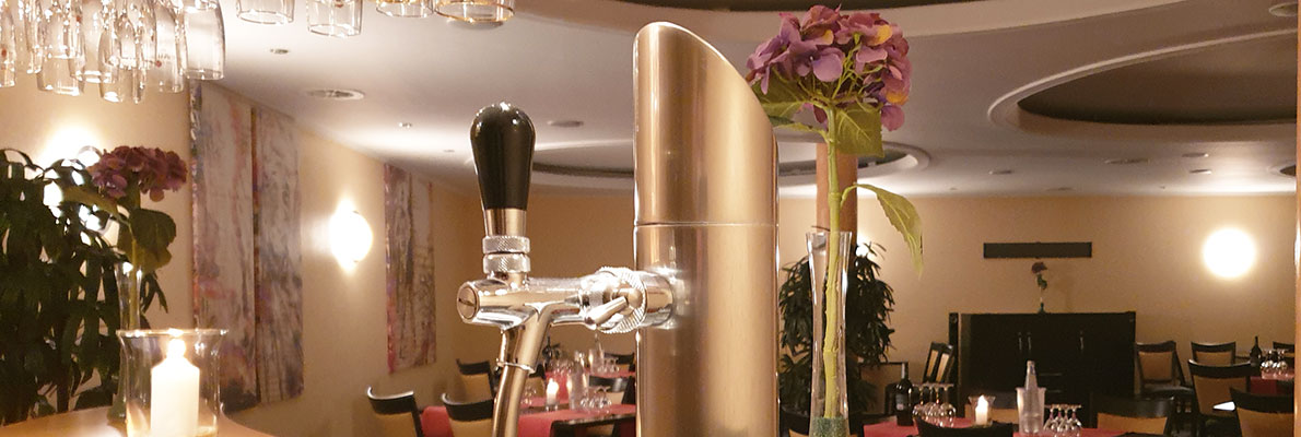 Elegantes Restaurant mit Zapfanlage und Blumen