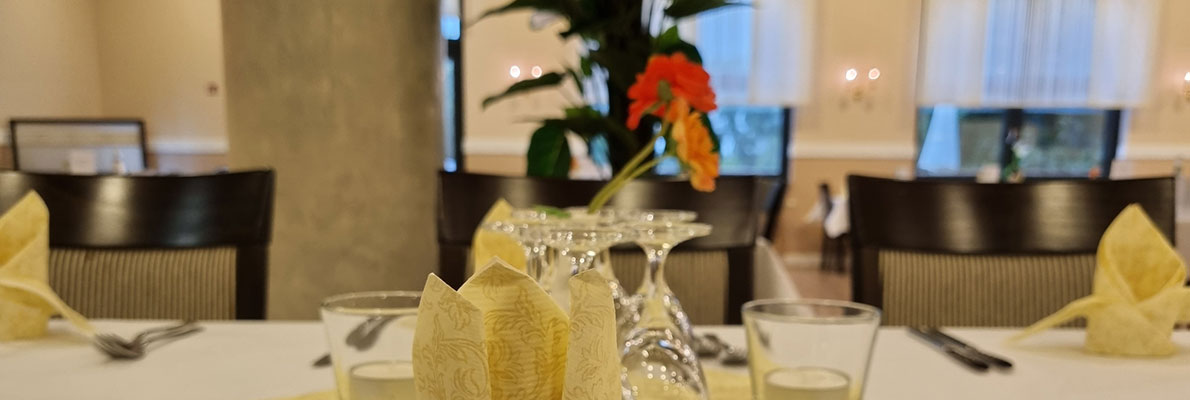 Eleganter Tisch mit Gläsern und Servietten
