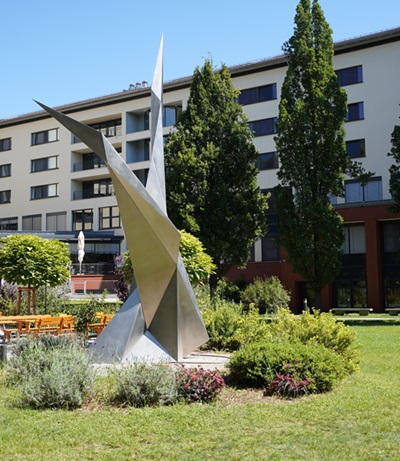 Moderne Skulptur im Park vor Gebäuden